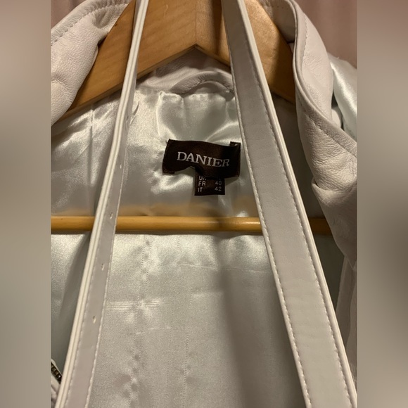 The perfect ‘winter white’ leather coat and purse ensemble ❄️ - Picture 2 of 12